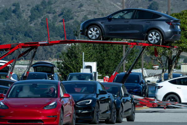 108224197 1762873068644 gettyimages 2245660831 TESLA DOOR HANDLES