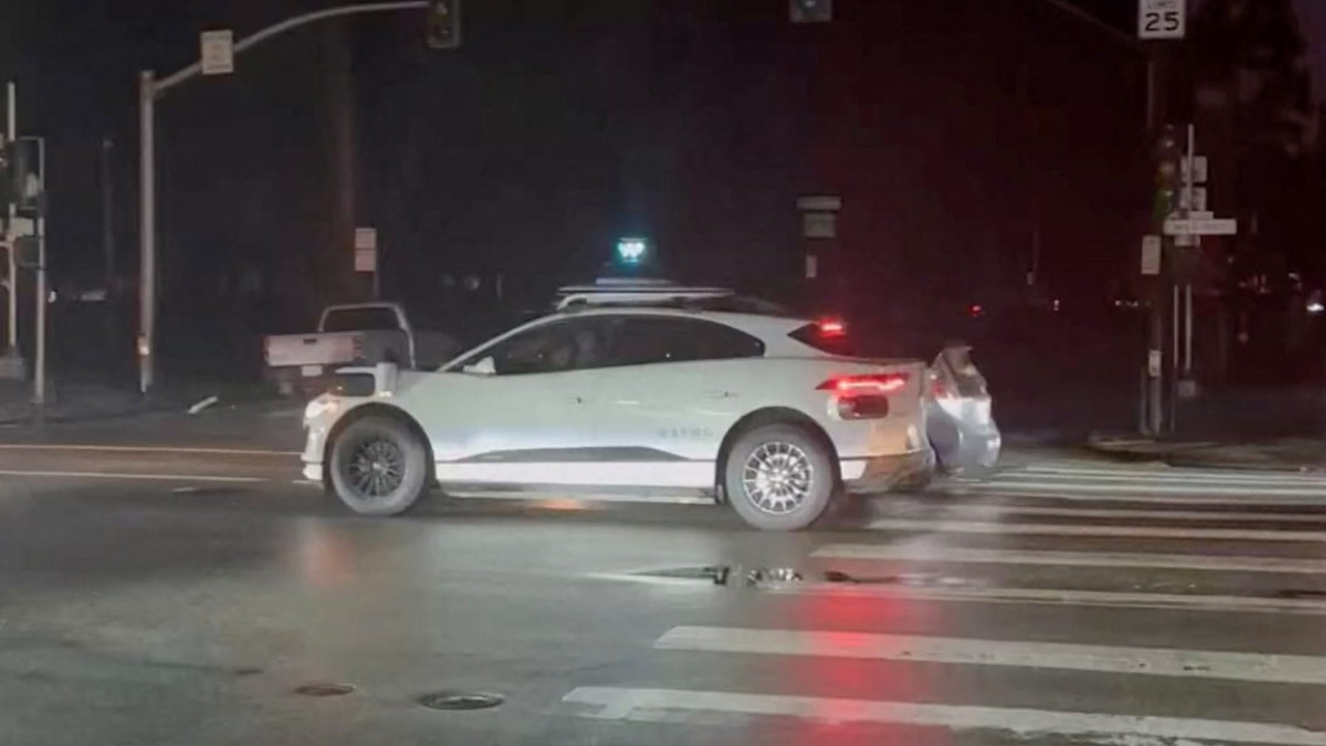 108244516 1766343171905 2025 12 21T082336Z 1950896696 RC2WKIAY5PVP RTRMADP 3 USA SANFRANCISCO OUTAGE