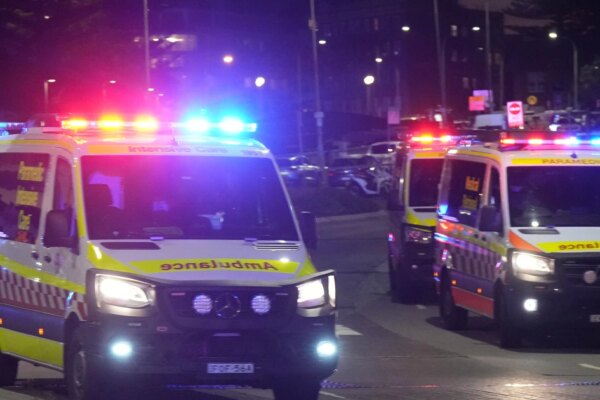 251214 bondi beach mb 0947 a8bd5c