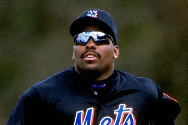 bobby bonilla looks on mets outfield