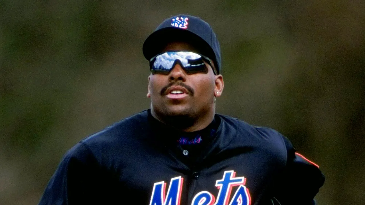 bobby bonilla looks on mets outfield