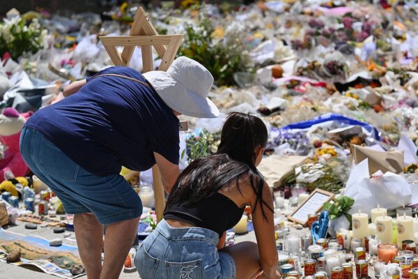 bondi beach memorial mourners flowers dec 18