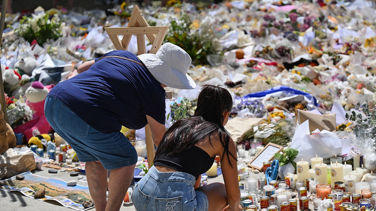 bondi beach memorial mourners flowers dec 18