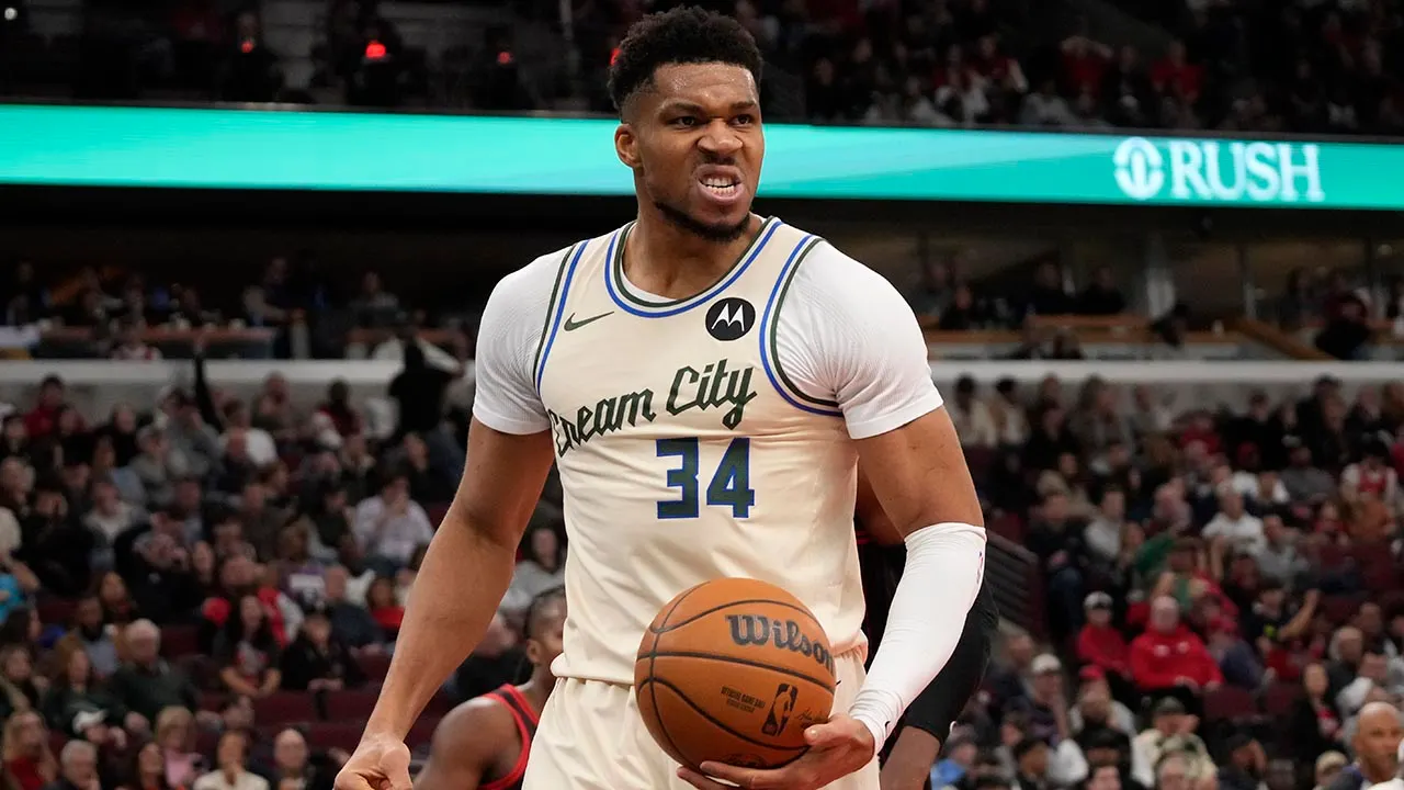 nba bucks giannis antetokounmpo 122825 1