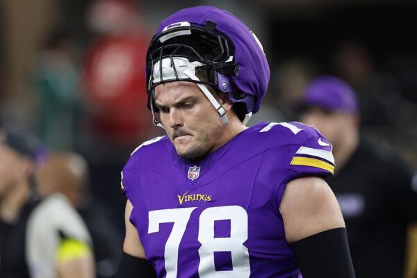 nfl vikings ryan kelly 122525 1