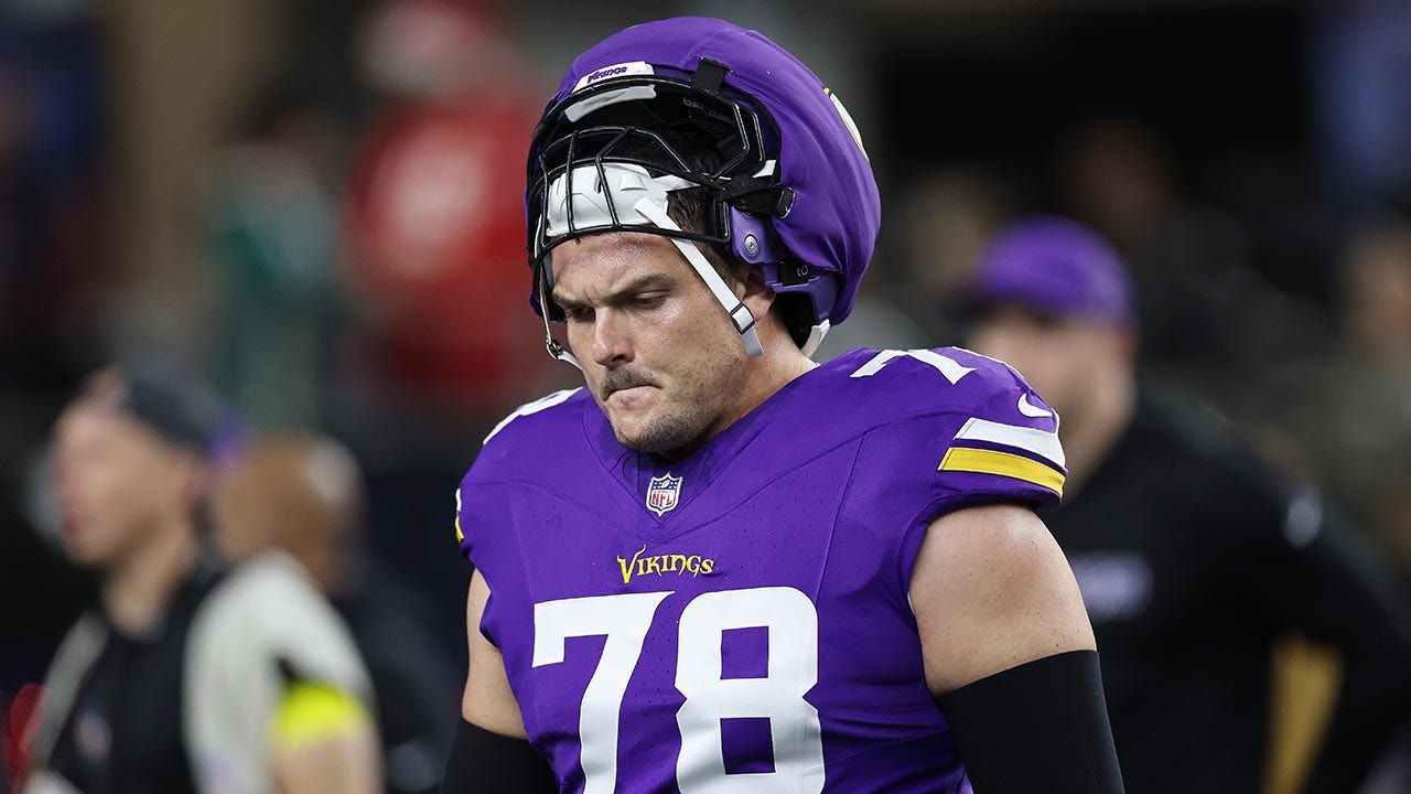 nfl vikings ryan kelly 122525 1