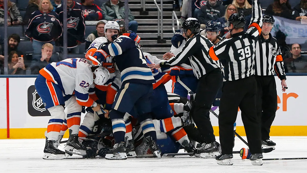 nhl islanders blue jackets fight 122925 1