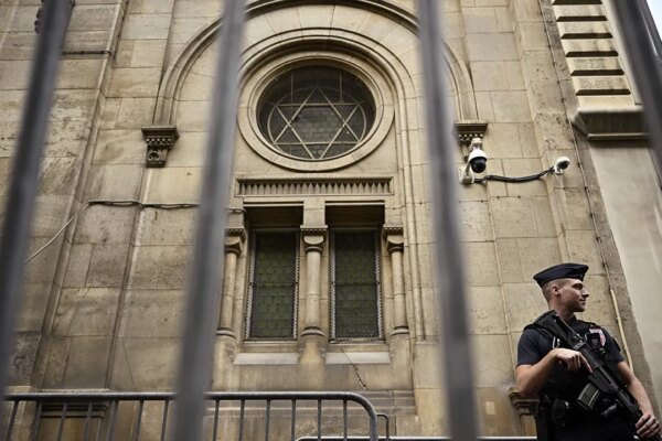 paris synagogue under guard