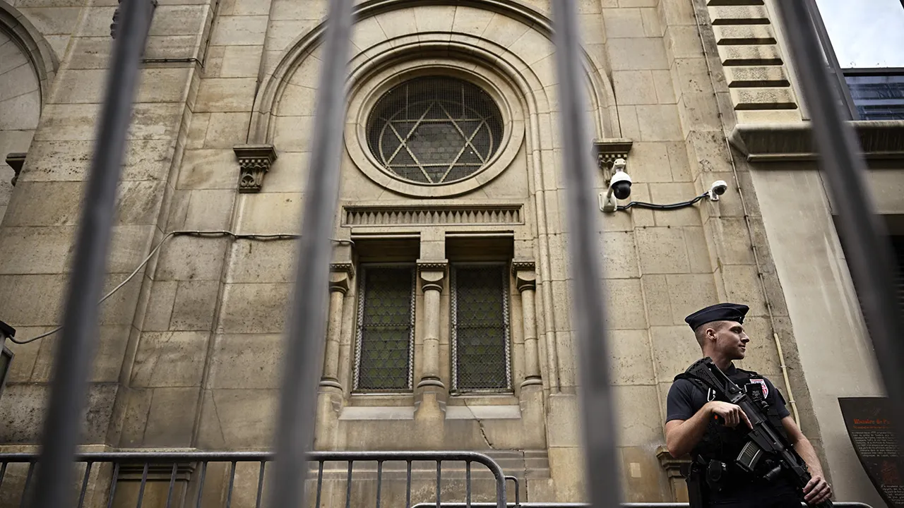 paris synagogue under guard