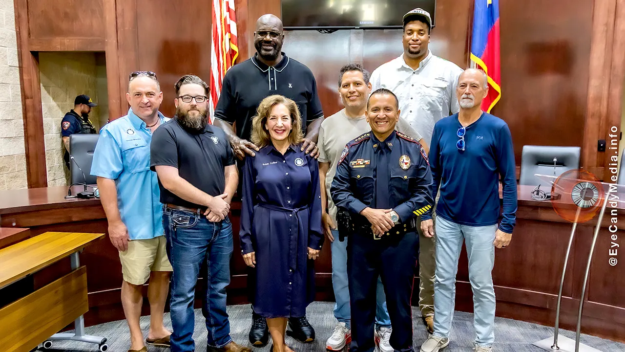 shaq poses for photo texas police