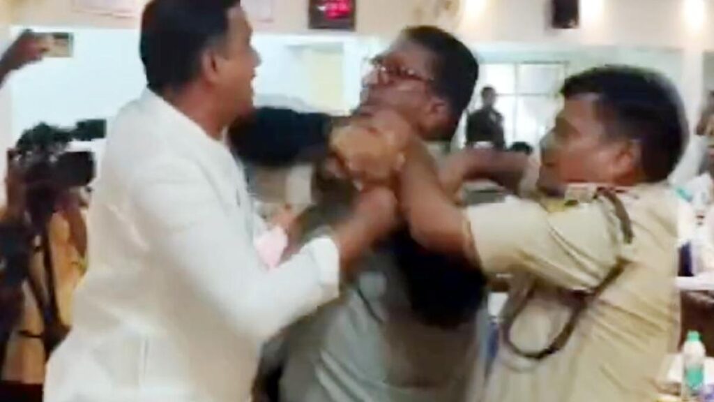 Karnataka Development Programme meeting disrupted after clash between BJP MLA and Congress MLC in Bidar 1 10258 5 1 2026 16 12 59 1 KLB PHYSICAL ALERCATION BETWEEN BJP CONGRESS LEGISLATORS 1.JPG