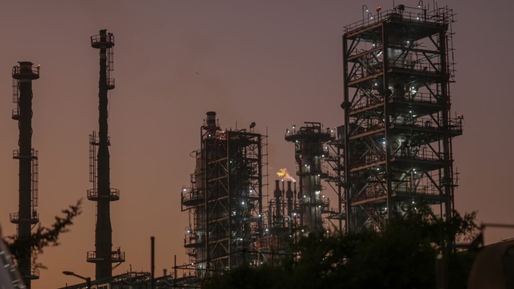Indian state refiners are still buying Russian oil despite Trump's tariff threat 1 107189869 1675745189938 gettyimages 1245531872 INDIA OIL.jpeg