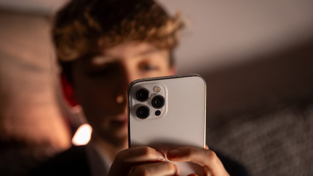 108253441 1768555451288 gettyimages 2255962091 phonebanjan26 7.jpeg