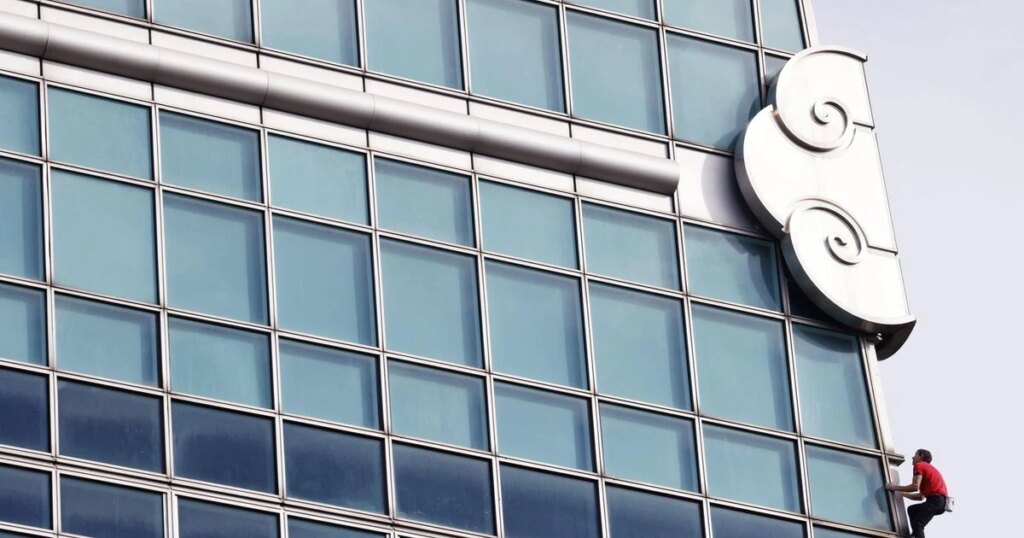 American climber Alex Honnold scales Taipei 101 skyscraper without ropes | World News 1 1769312784 8808.jpg