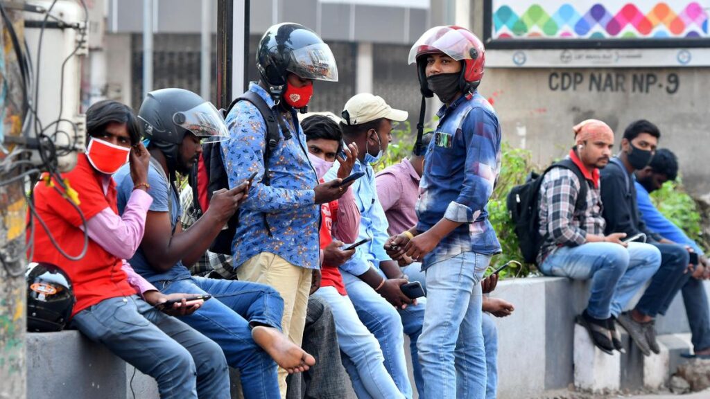 26hyngg food delivery workers 04.jpg