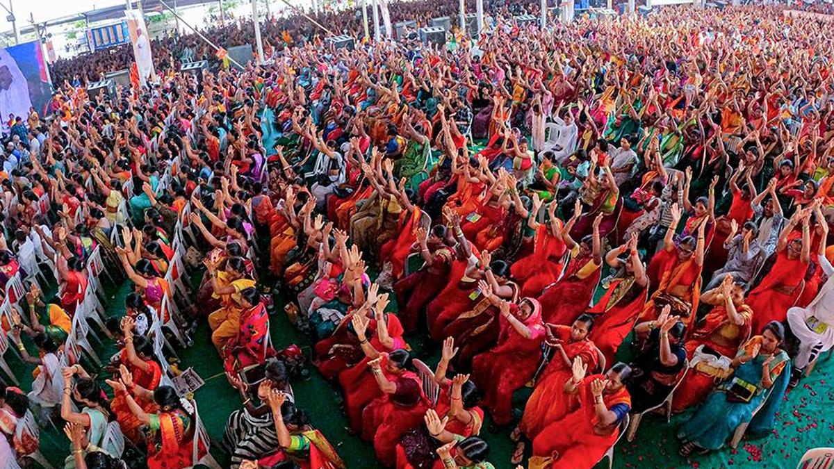 IMG The crowd gathered a 2 1 G3DQ00JU.jpg