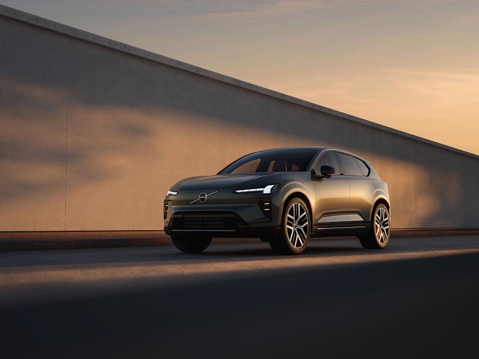 JPG Full vin0490 34FrontAlt 746 EX60 ROW.jpg