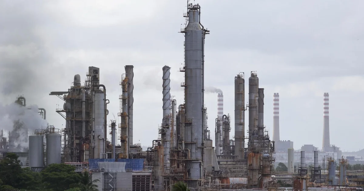 cbsn fusion us eyeing venezuelas oil reserves after maduros capture thumbnail.jpg