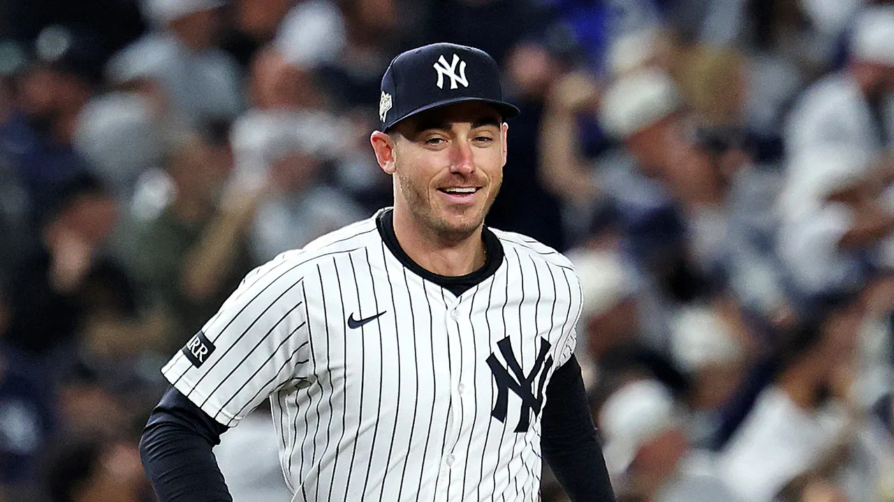 cody bellinger jogs off field yankees.jpg