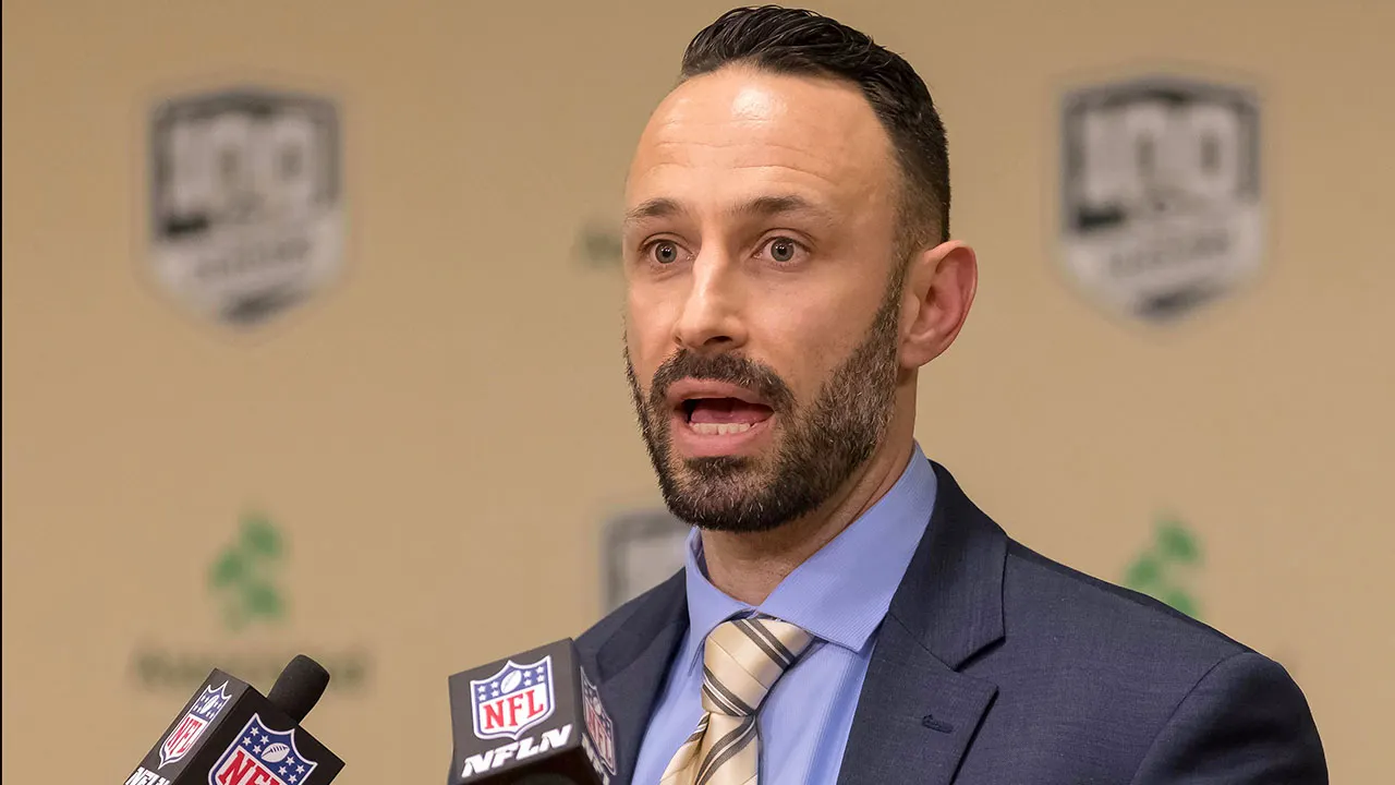 jon eric sullivan looks on packers.jpg