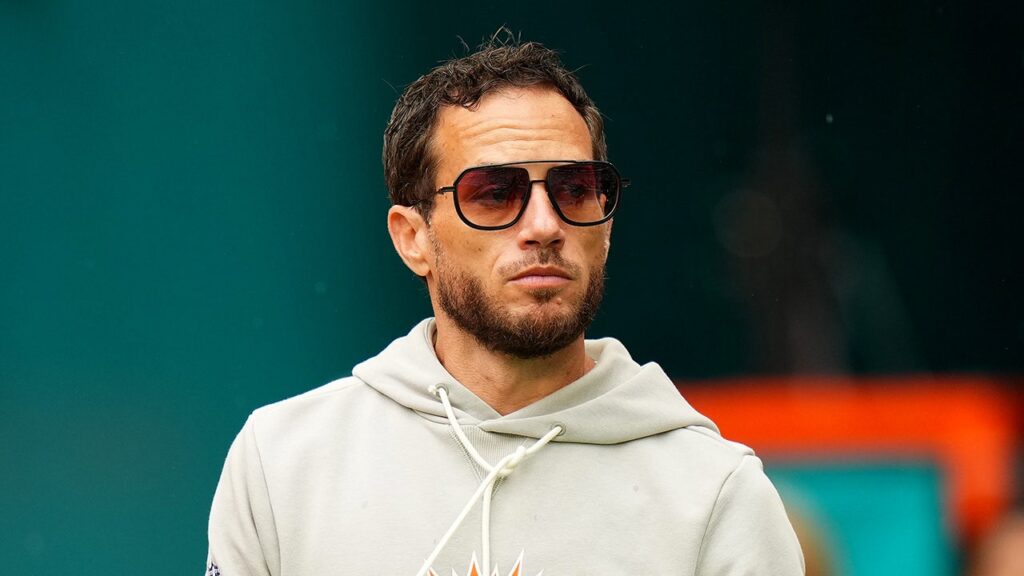 mike mcdaniel looks on dolphins pregame.jpg