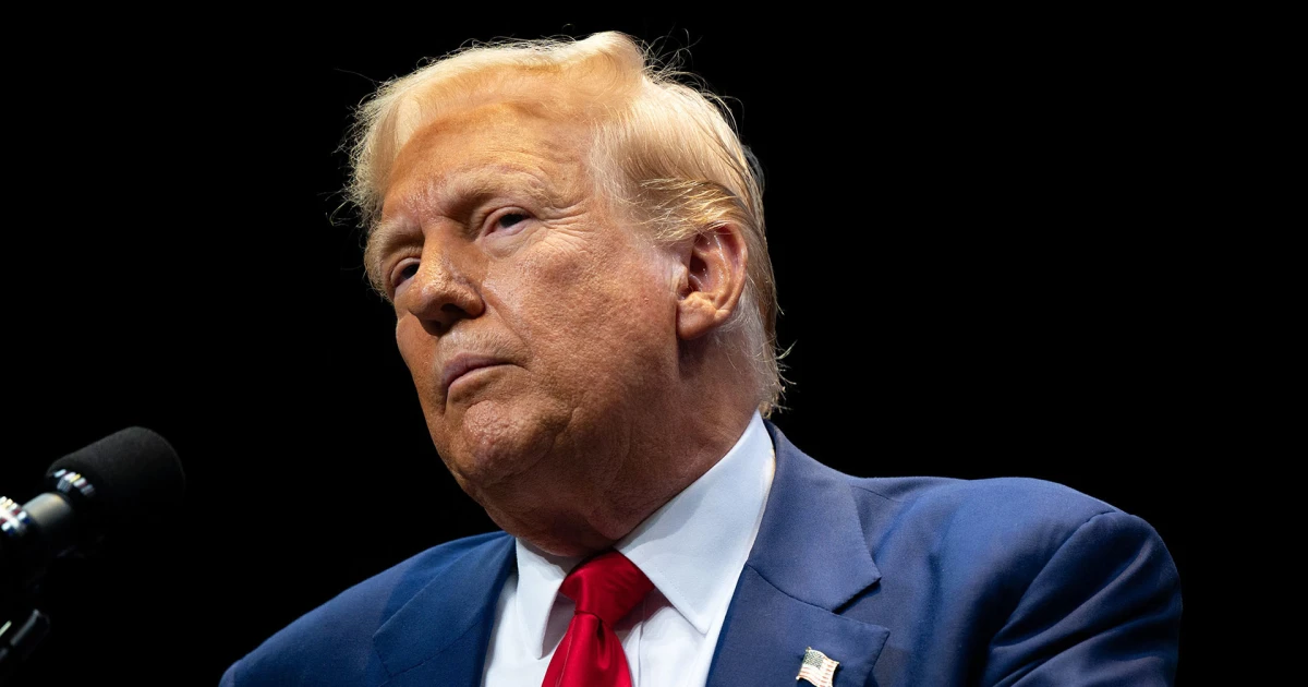 trump lookt ze3hrr.jpg