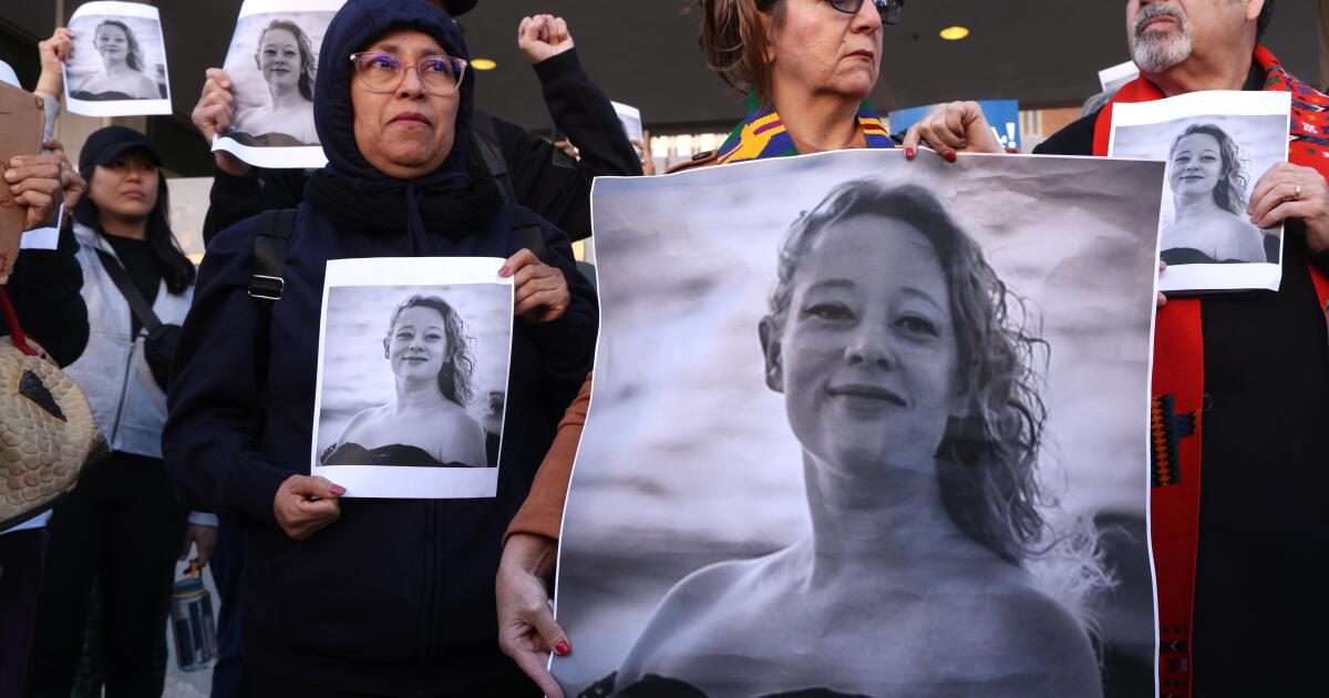 urlhttps3A2F2Fcalifornia times brightspot.s3.amazonaws.com2F8f2F7c2Fe4366ed6487686ac11bc2883.jpeg