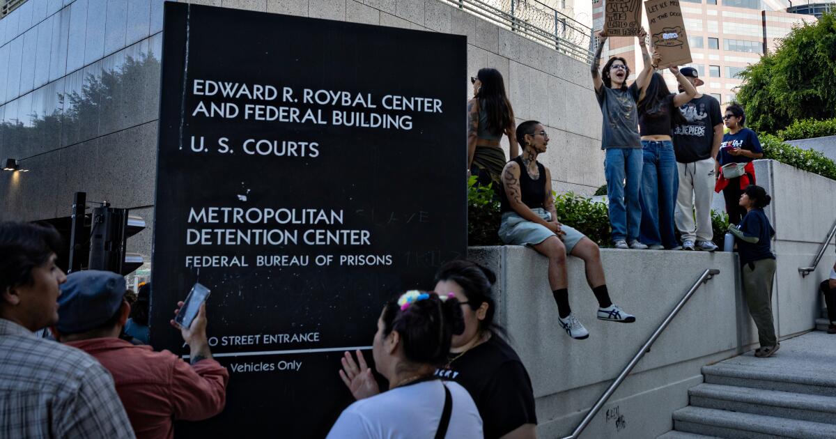 urlhttps3A2F2Fcalifornia times brightspot.s3.amazonaws.com2Fbf2F122Ff1119cbb464781ce238f7421.jpeg