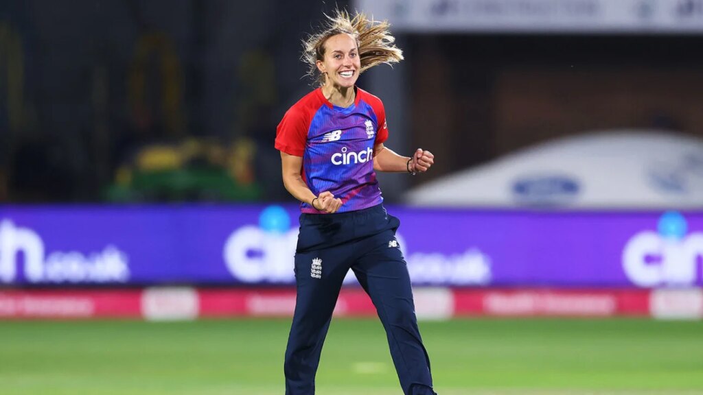 England and Surrey seamer Farrant retires at 29 due to recurrent back problem 1 326710.6.jpg