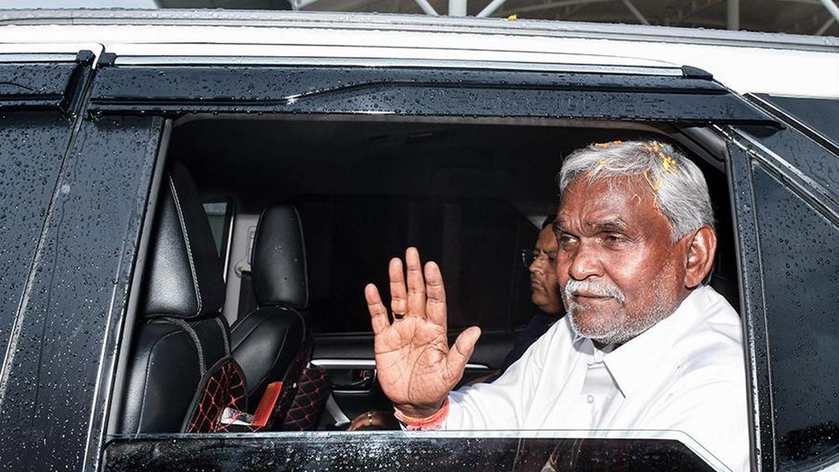 IMG JMM leader Champai S 2 1 5AD8OR0A.jpg