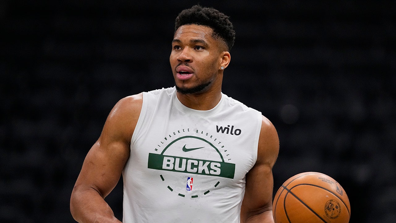 milwaukee bucks giannis antetokounmpo warmups 020526.jpg