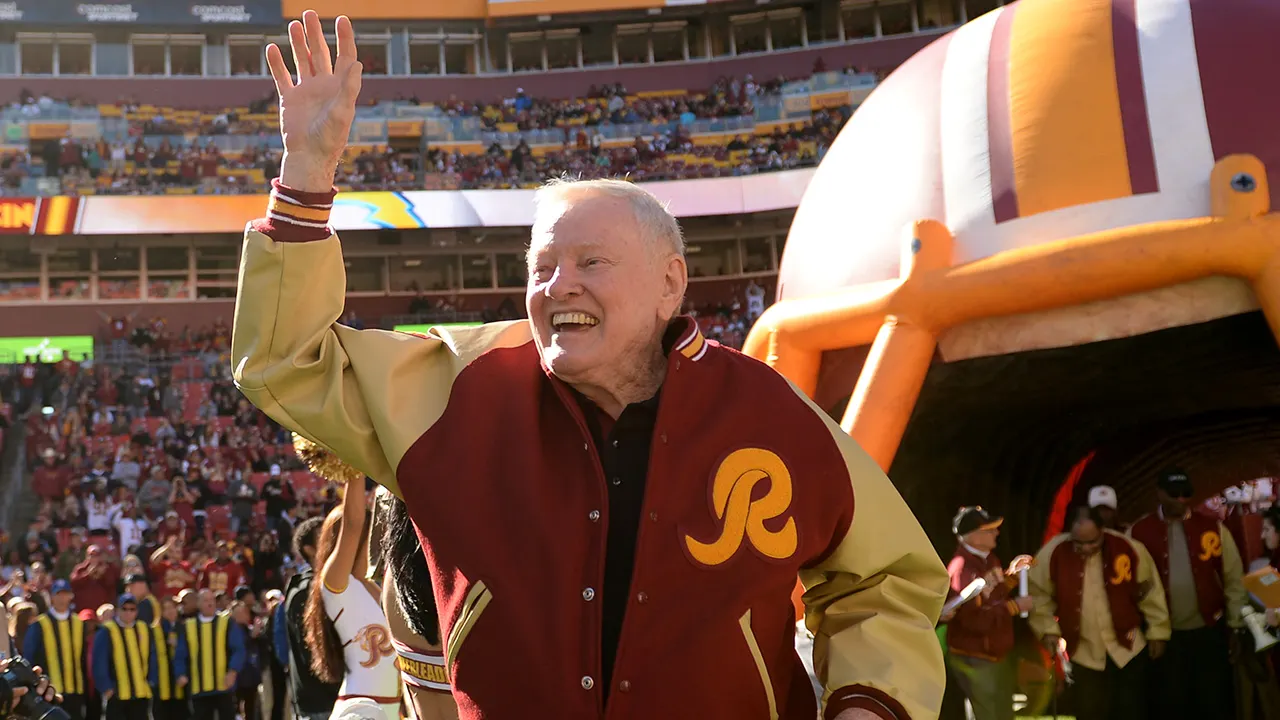 sonny jurgensen waves out of tunnel.jpg