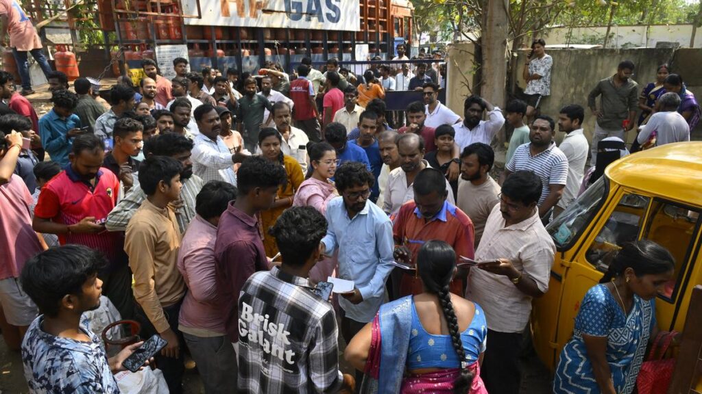 Only door delivery of domestic LPG refills, no supply at godowns, showrooms: distributors body 1 NGP8473.JPG