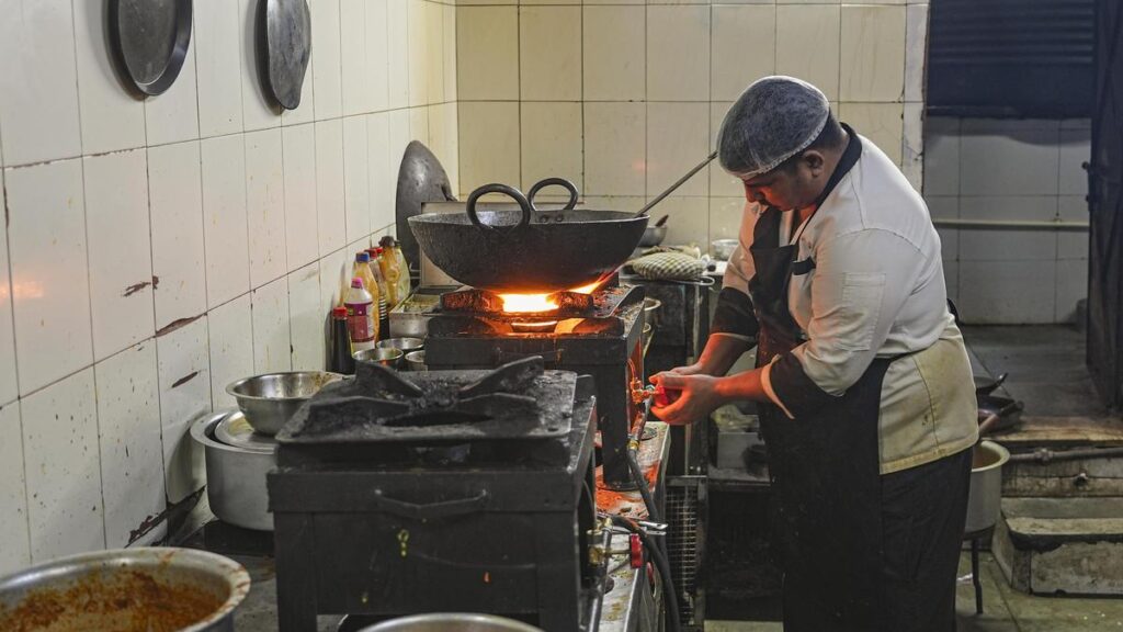 Commercial LPG quota in Maharashtra raised by 20% on Centre’s directive 2 PTI03 18 2026 000319A.jpg