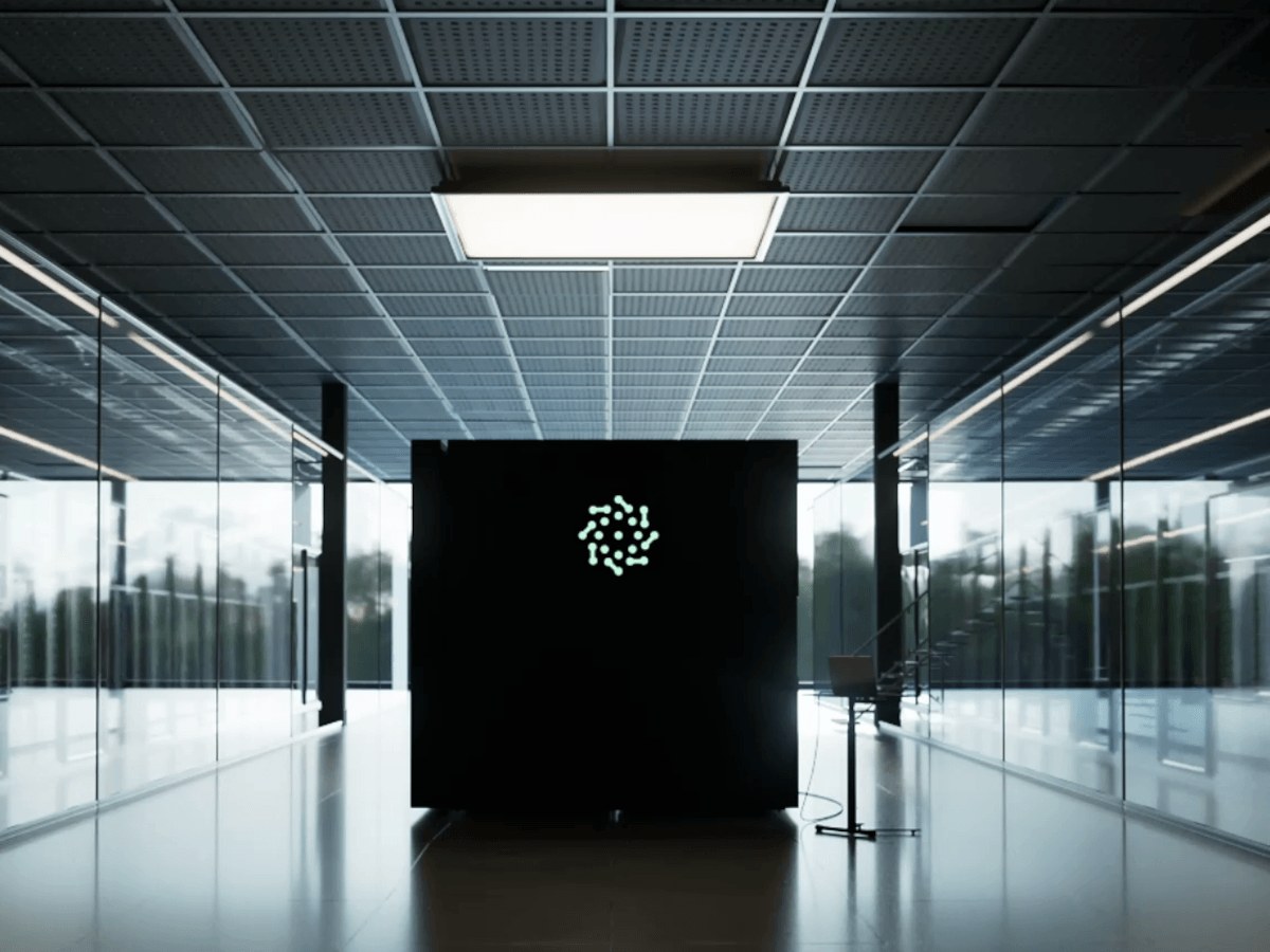 Pasqal QPU 3D Closed.png