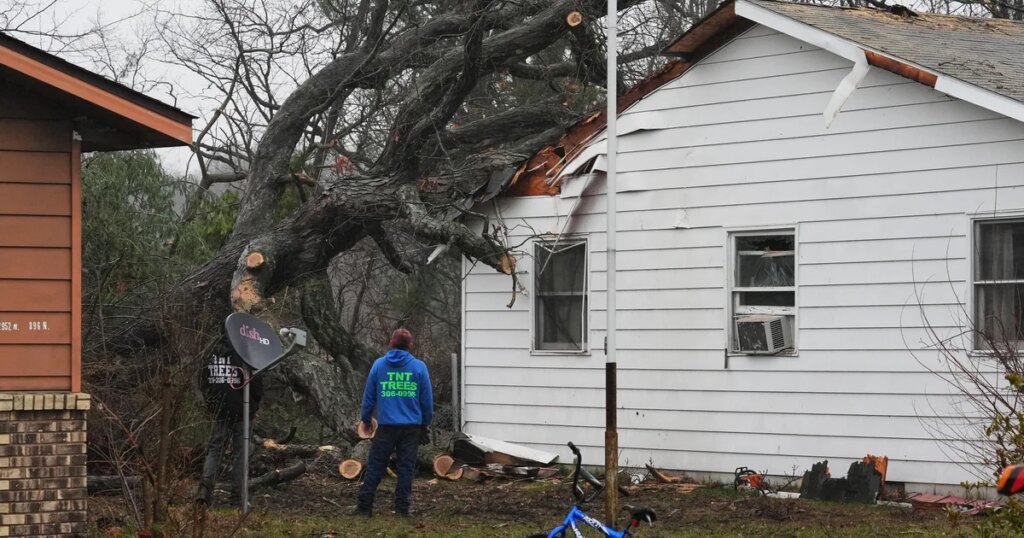 Elderly couple killed in Indiana home as tornadoes devastate communities in Midwest 3 ap26070606222016.jpg