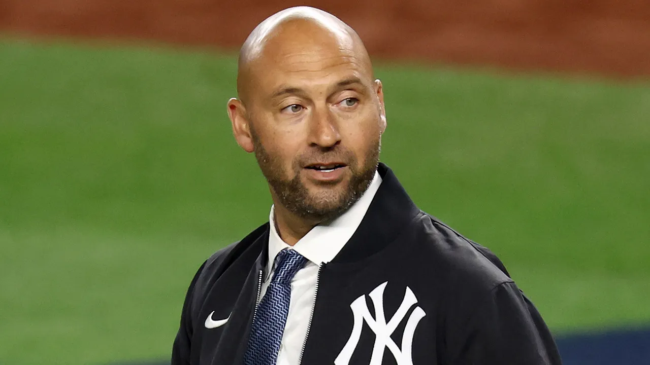 derek jeter walks field yankees dodgers.jpg