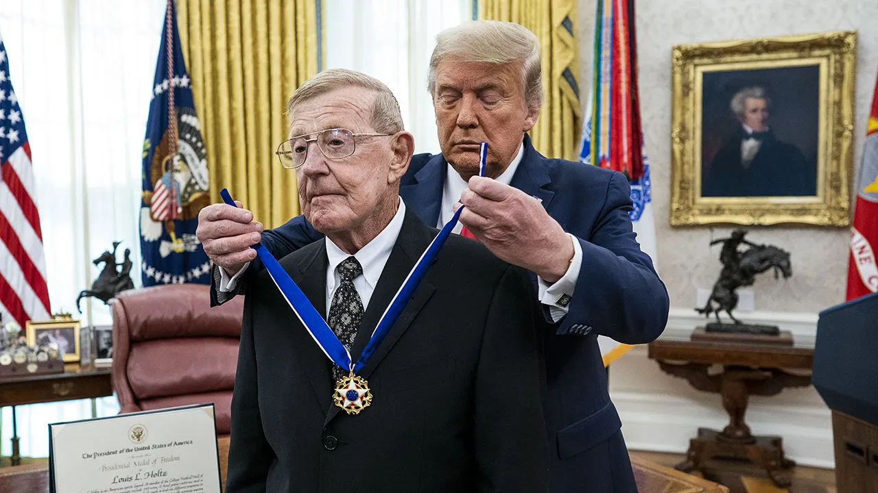 donald trump medals lou holtz.jpg