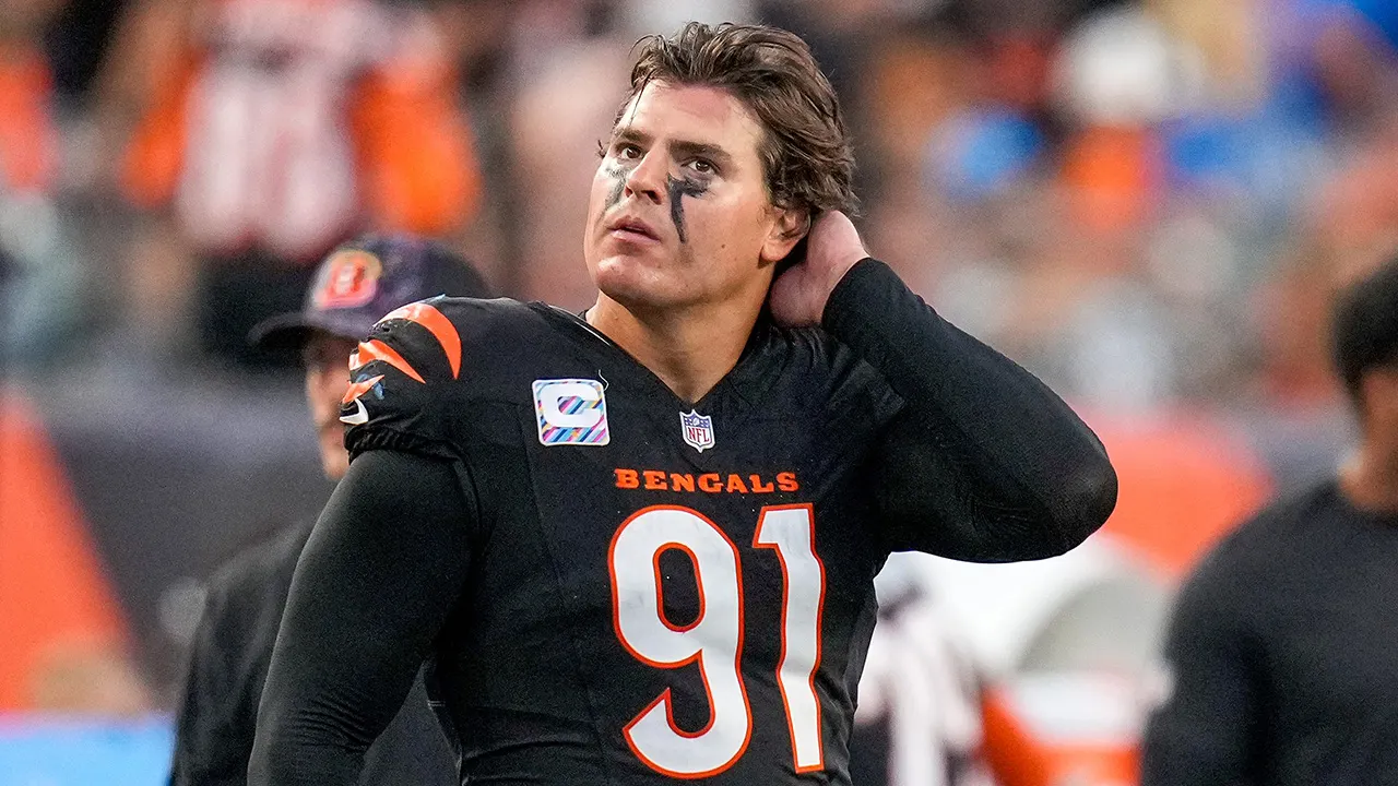 trey hendrickson looks on bengals sideline.jpg