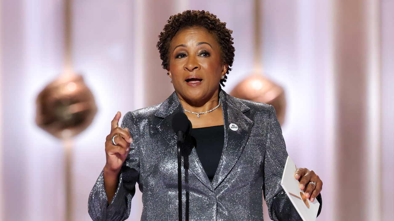 wanda sykes speaks on stage.png