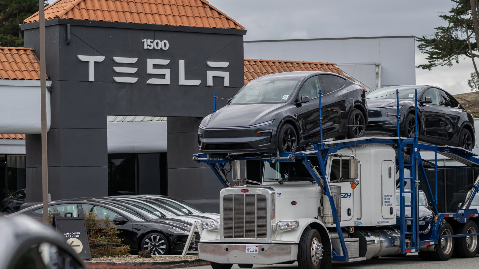 108210496 1760096057634 gettyimages 2239609871 TESLA DELIVERIES.jpeg