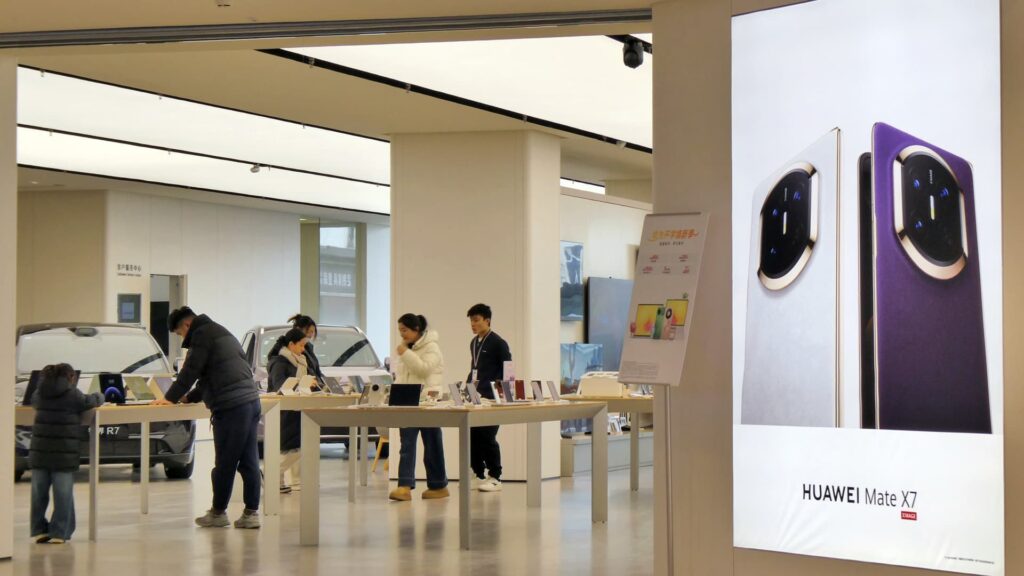 108285145 1774938385519 gettyimages 2265407068 Smartphone.jpeg