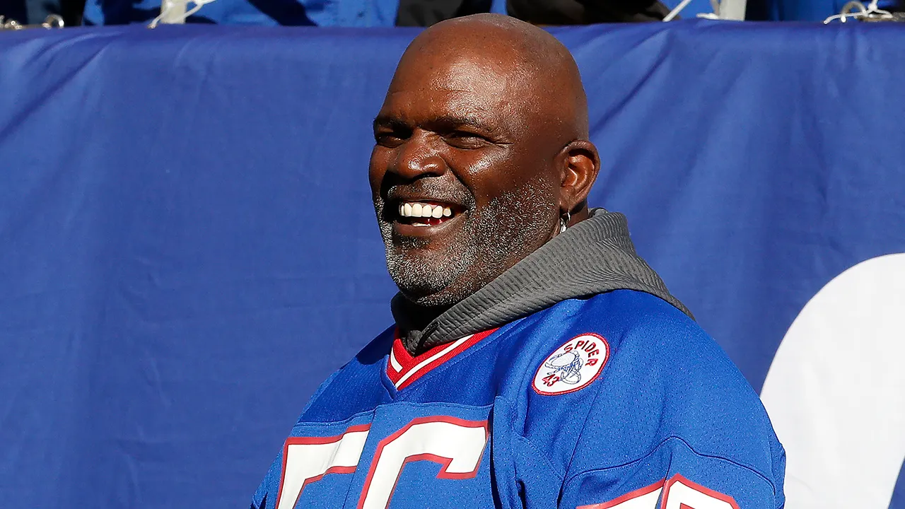lawrence taylor smiles giants sideline.jpg