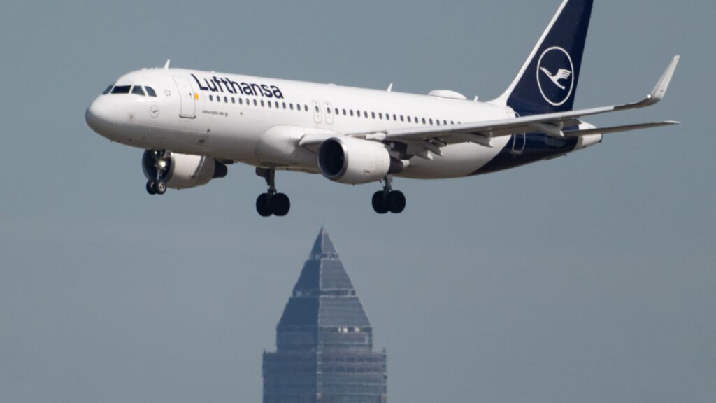 Lufthansa faces nearly $2 billion in extra fuel costs amid Iran war 1 108302205 1777985414990 gettyimages 2273932344 20090101260504 99 322310.jpeg